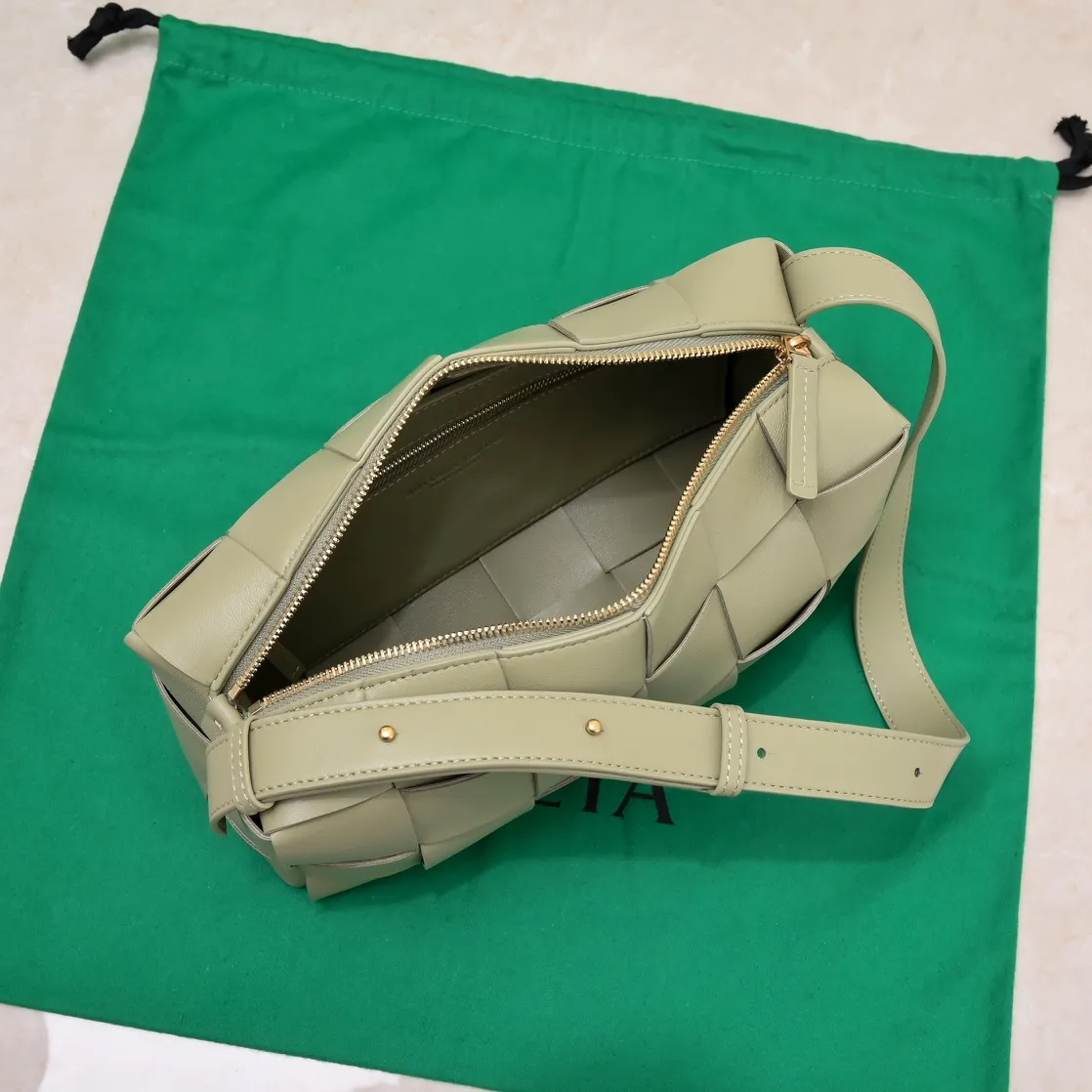 Batch 1460 #B's new model is coming! BRICK CASSETTE armpit bag, the traditional woven logo is instantly recognizable✅ Large grid weaving has always been fashionable, armpit bags are even more fashionable and foreign-style. Elegant big brick🧱 Sheepskin material is light and comfortable, has a huge sense of capacity and space, has a dark layer inside, practical inside, fashionable appearance design, durability and temperament coexist. Elegant big brick, come and plant the same underarm bag from star Zhou Yutong! Size: 24x14x10, model number; 9306#